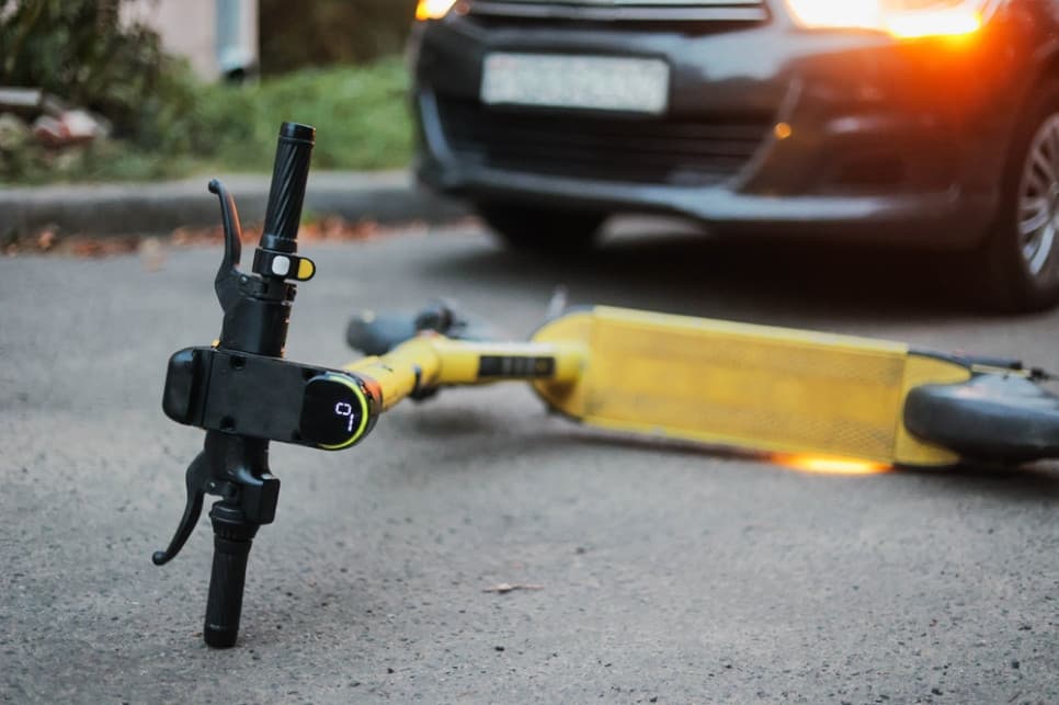 Wypadek z udziałem hulajnogi i nieoznakowanego radiowozu. Nie żyje nastolatek