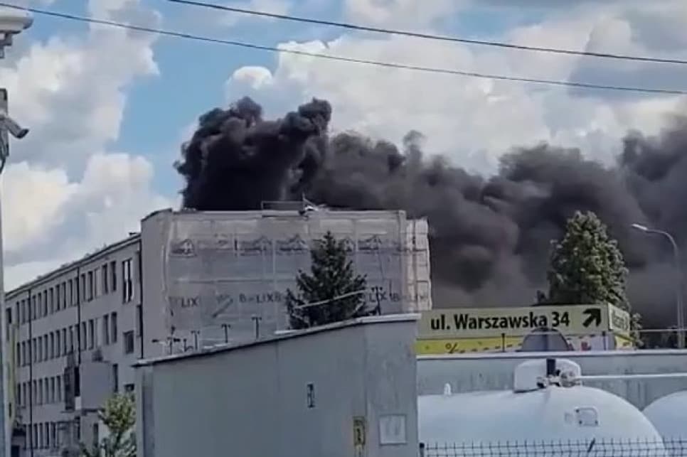 Pożar zespołu szkół na Mazowszu. Służby zaapelowały do mieszkańców
