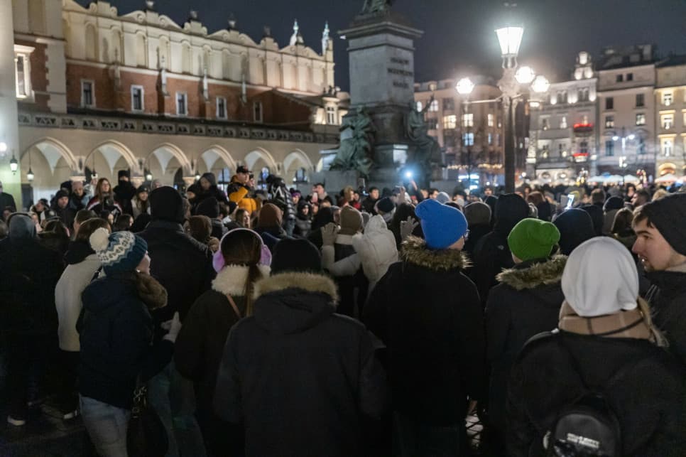 Huczne „wesele” na Rynku Głównym w Krakowie. Miasto ostrzega, apeluje do turystów i Kierwińskiego
