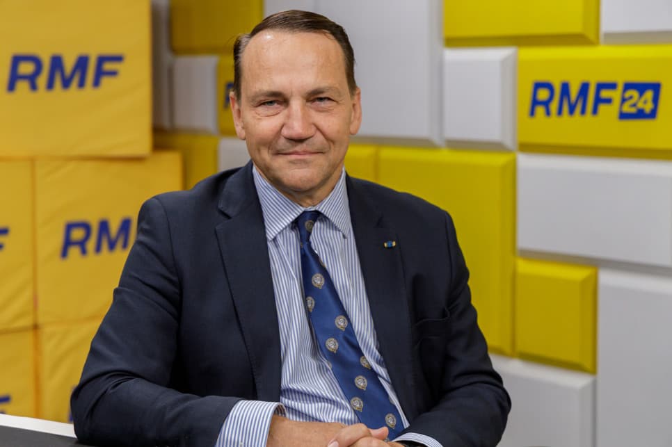 „Rosyjska agentura próbuje to nakręcić”. Sikorski ostrzega przed poważnym błędem