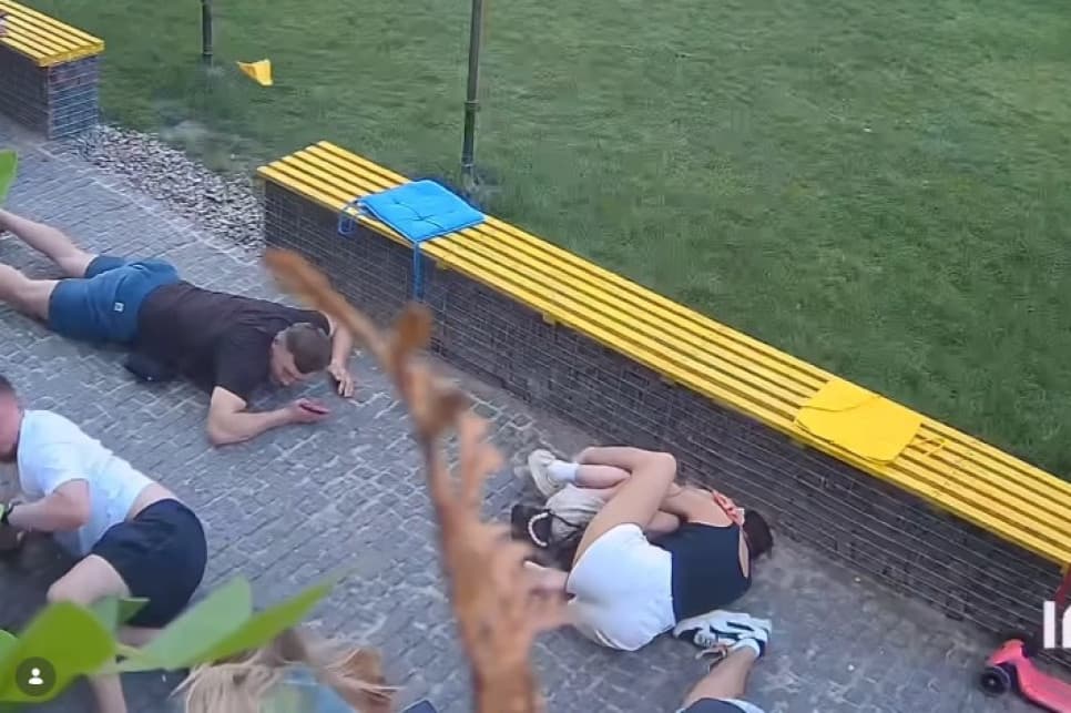 Ludzie rzucili się na ziemię, kobieta osłoniła dziewczynkę. Nagle rozległ się potężny huk