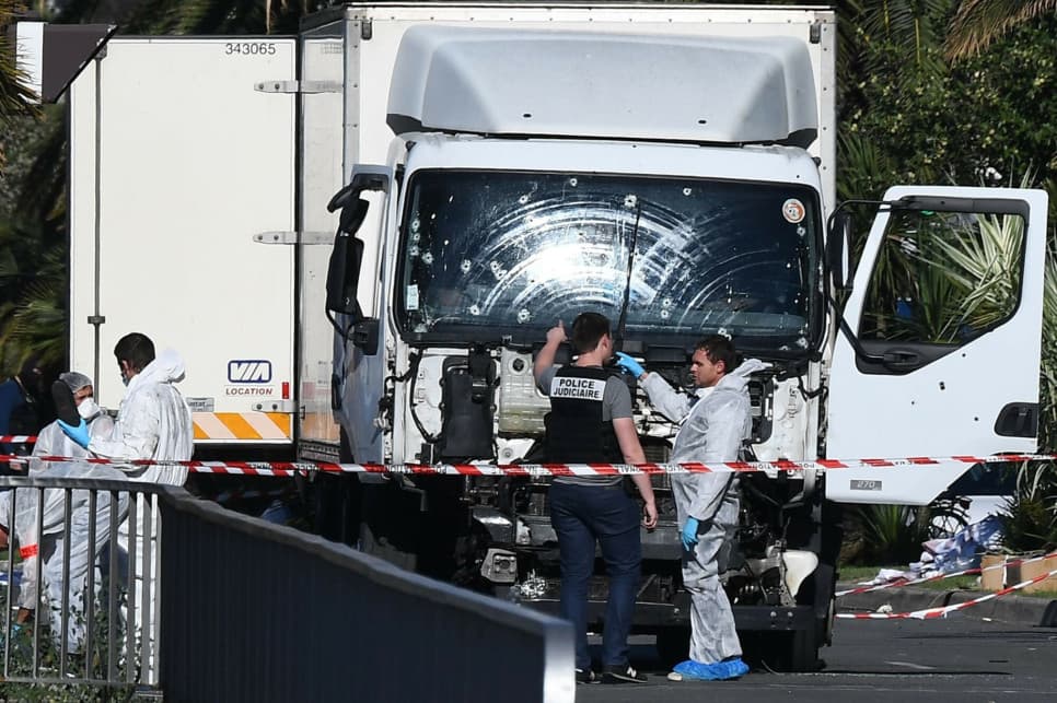 Wjechał w tłum i zabił 86 osób. Mija dekada od zamachu w Nicei