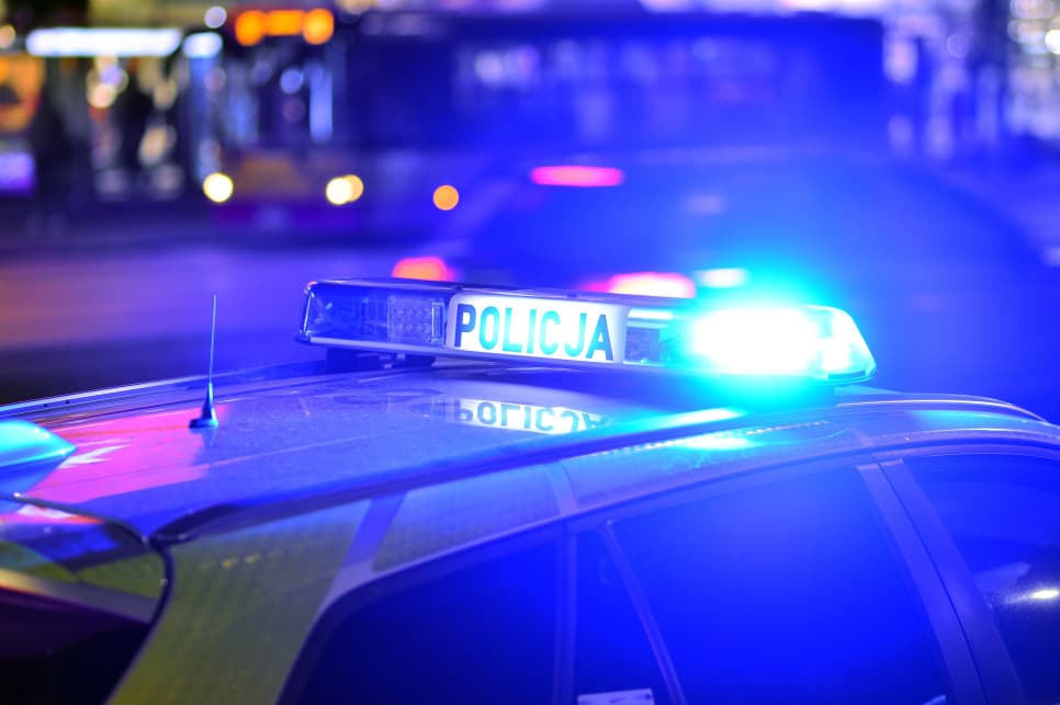 Pościg i wypadek z udziałem radiowozu. Policjant trafił do szpitala