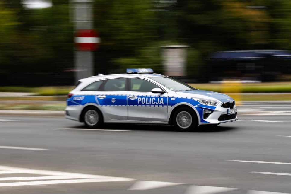 Pościg jak z filmu. Kierowca ciężarówki staranował radiowóz i uciekł do lasu