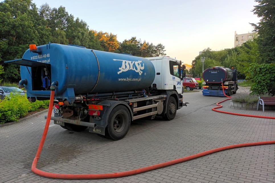 Woda z basenów czyści ulice Warszawy. Ekologiczna akcja po raz siódmy