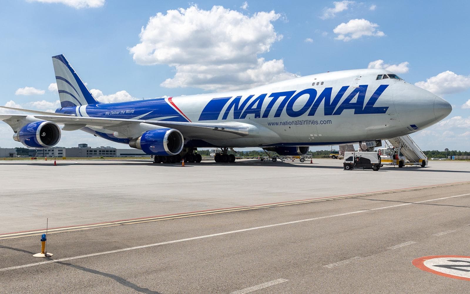 Gigant z USA wylądował pod Rzeszowem. Boeing 747 na lotnisku w Jasionce [ZDJĘCIA]