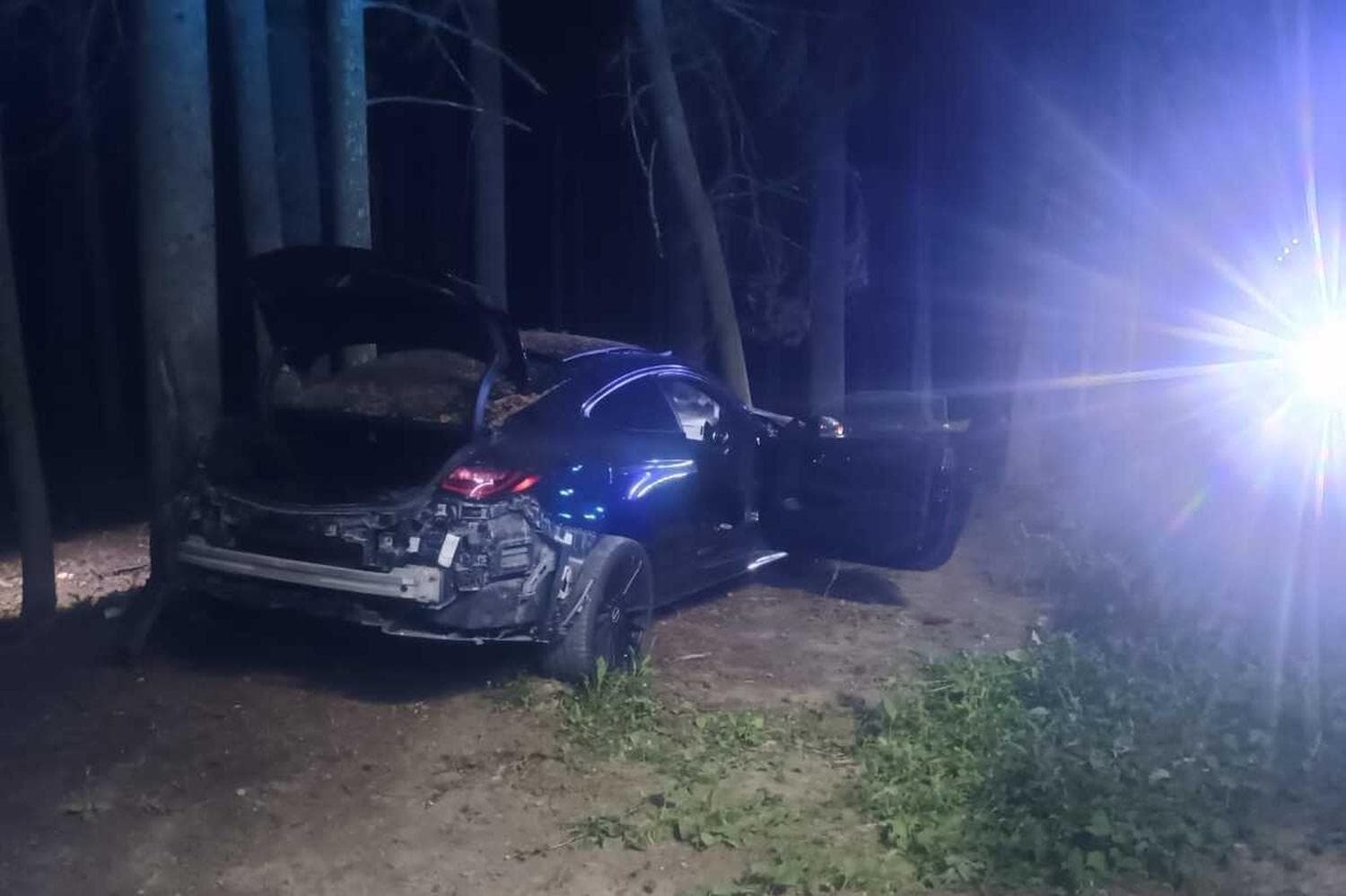 Uderzył Mercedesem w drzewo i uciekł. 22-latek zatrzymany przez policję [ZDJĘCIA]