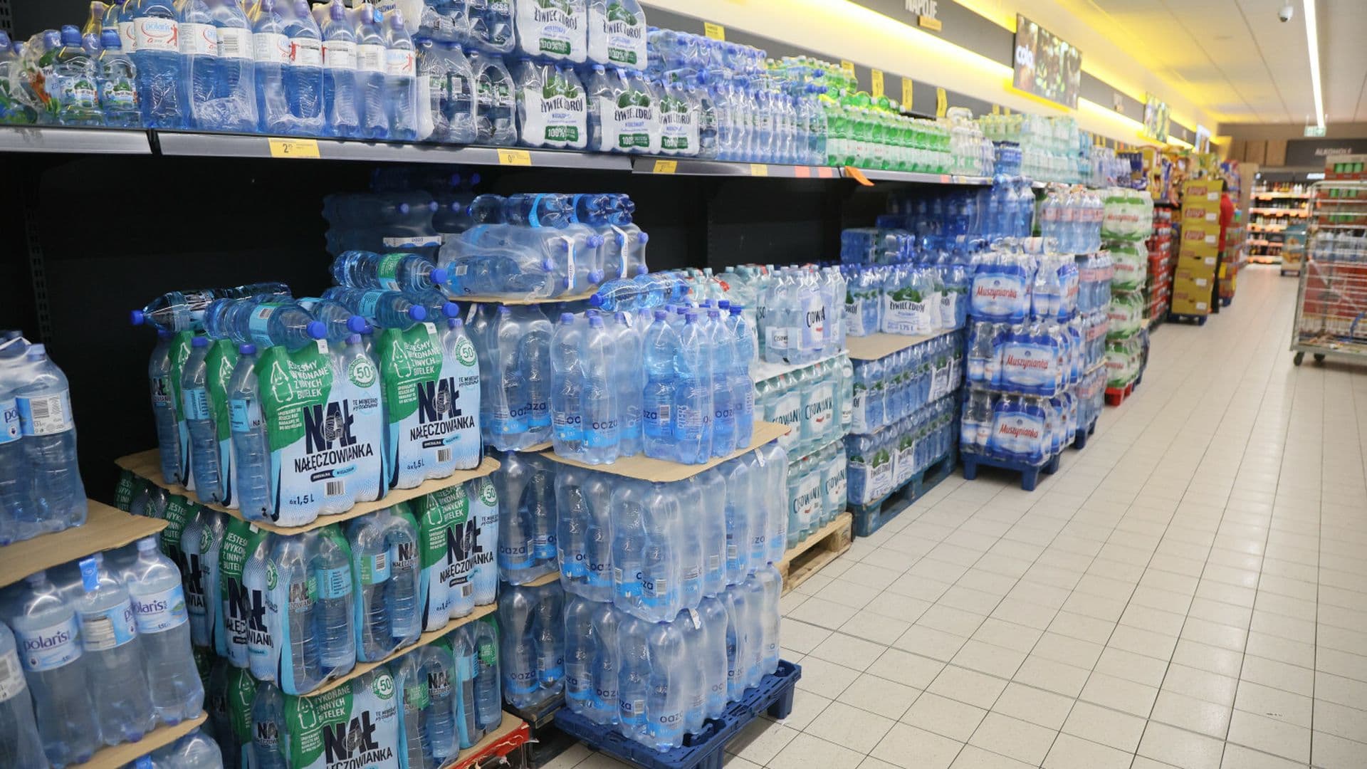 Koniec plastikowych zgrzewek wody, które znamy? UE wprowadza nowe przepisy
