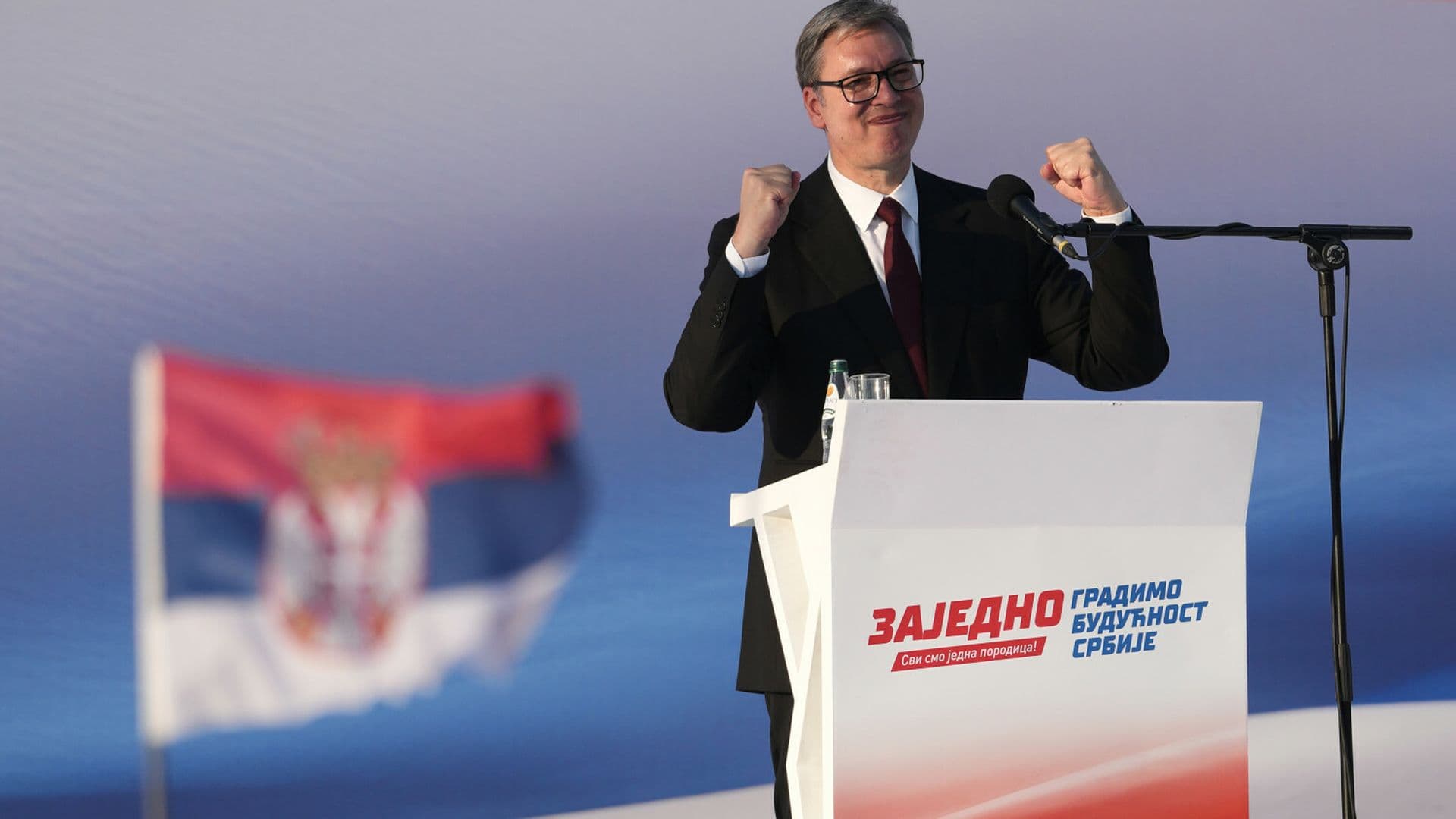 Po latach rządów zapowiada dymisję, choć chce pozostać u władzy. W co gra prezydent Serbii?