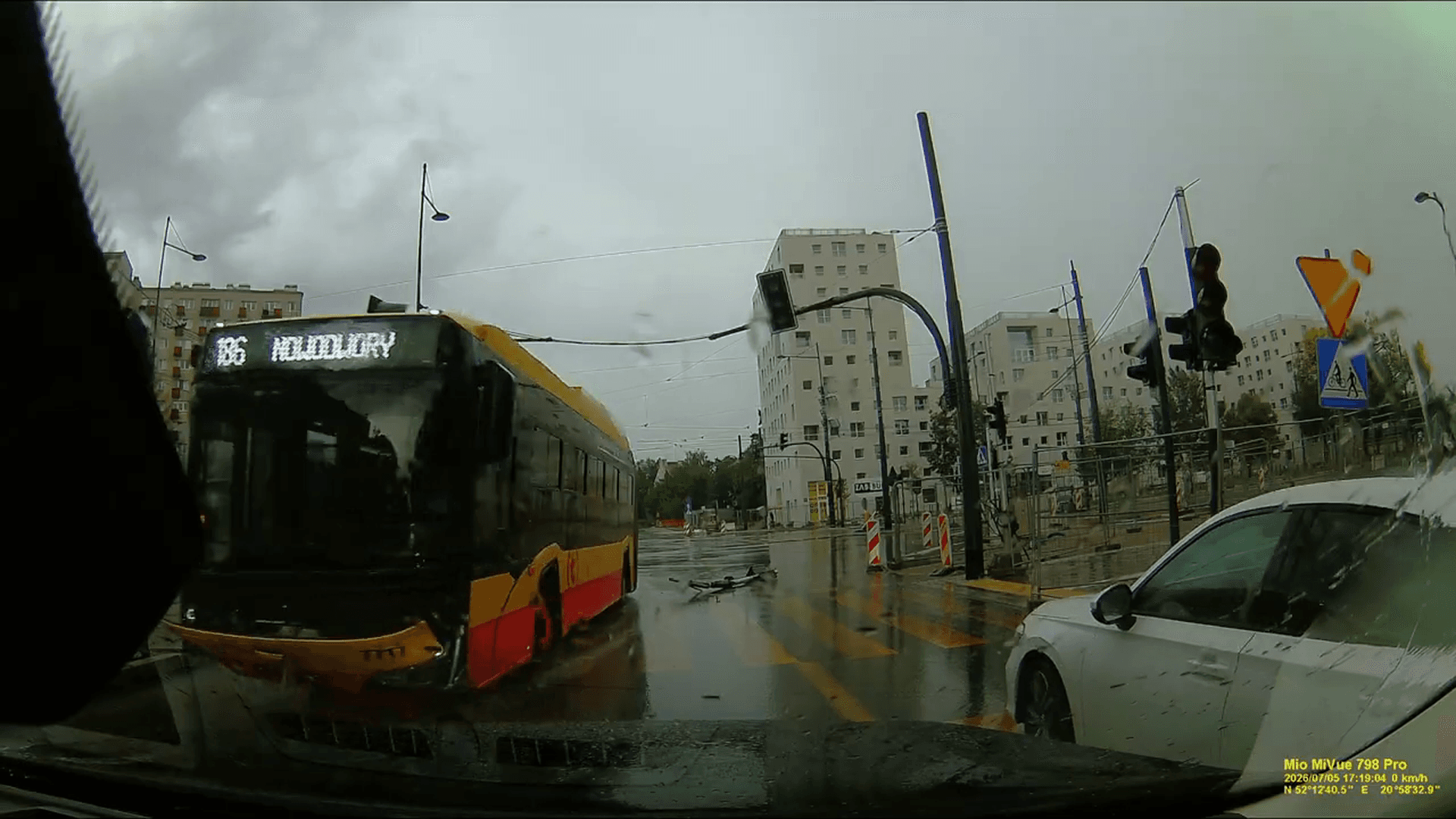 Autobus taranował auta w Warszawie, wjechał do tunelu. Jest nagranie z kamery świadka