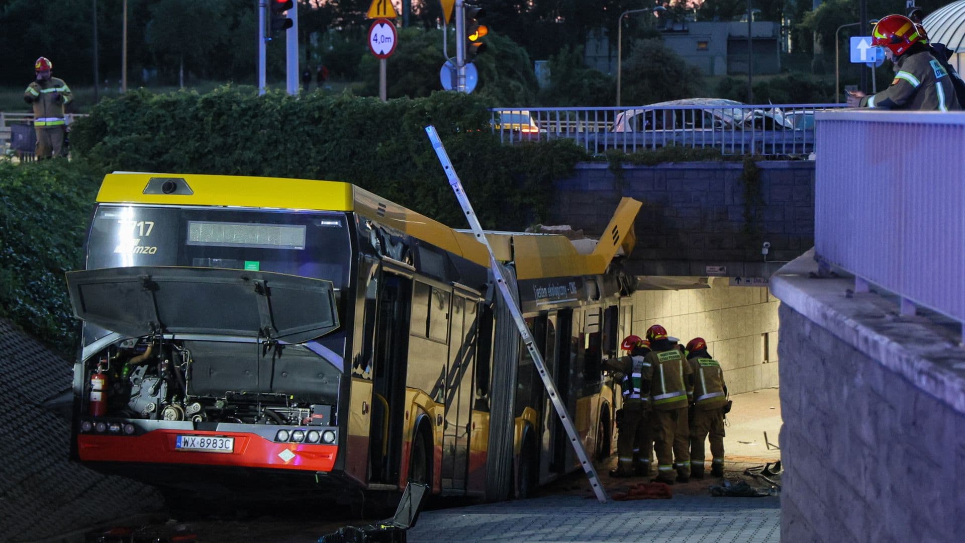 Karambol z udziałem autobusu w Warszawie. „Taka techniczna możliwość nie istnieje”