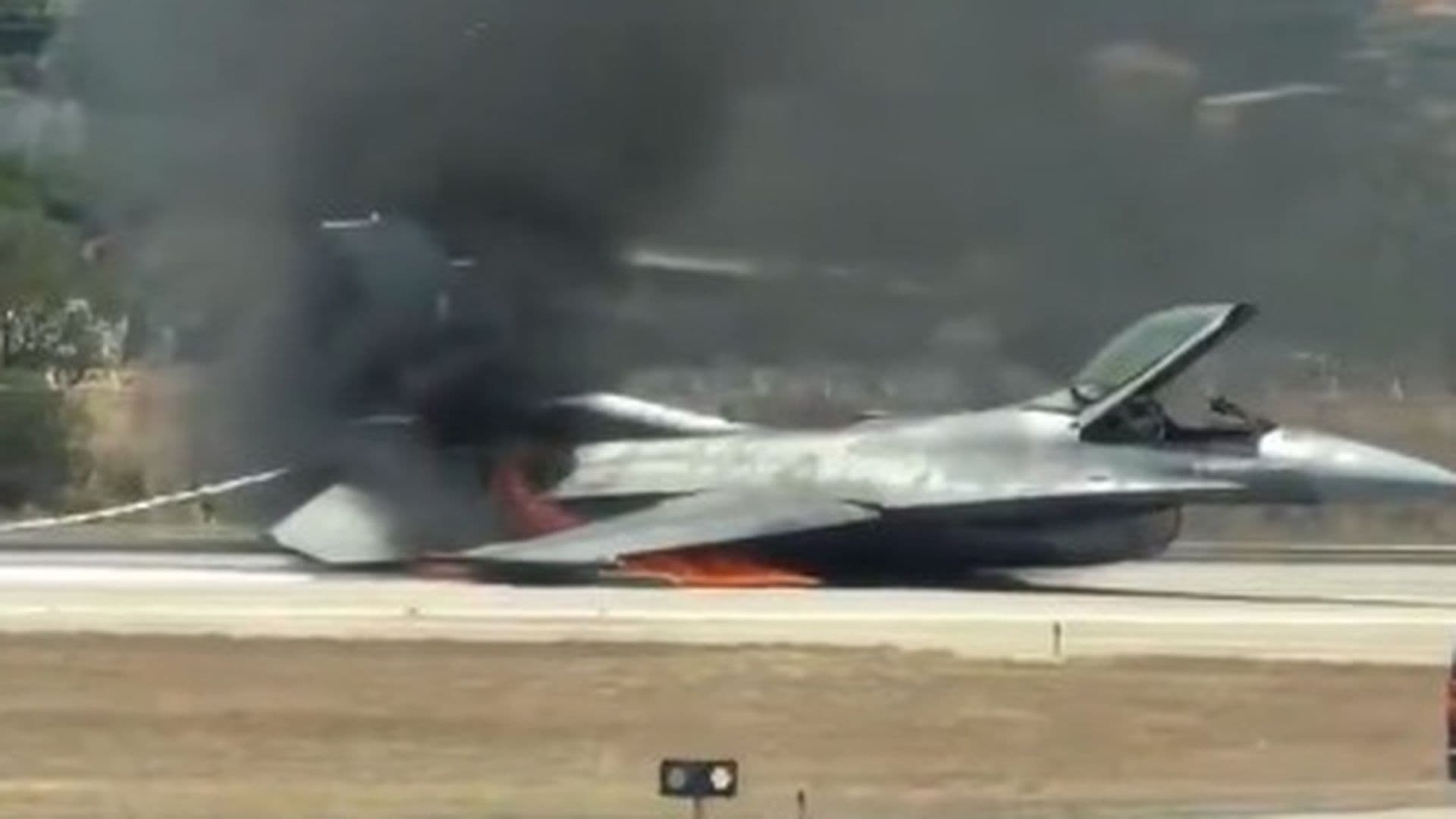 Awaryjne lądowanie myśliwca F-16 na greckiej wyspie. Maszyna stanęła w płomieniach