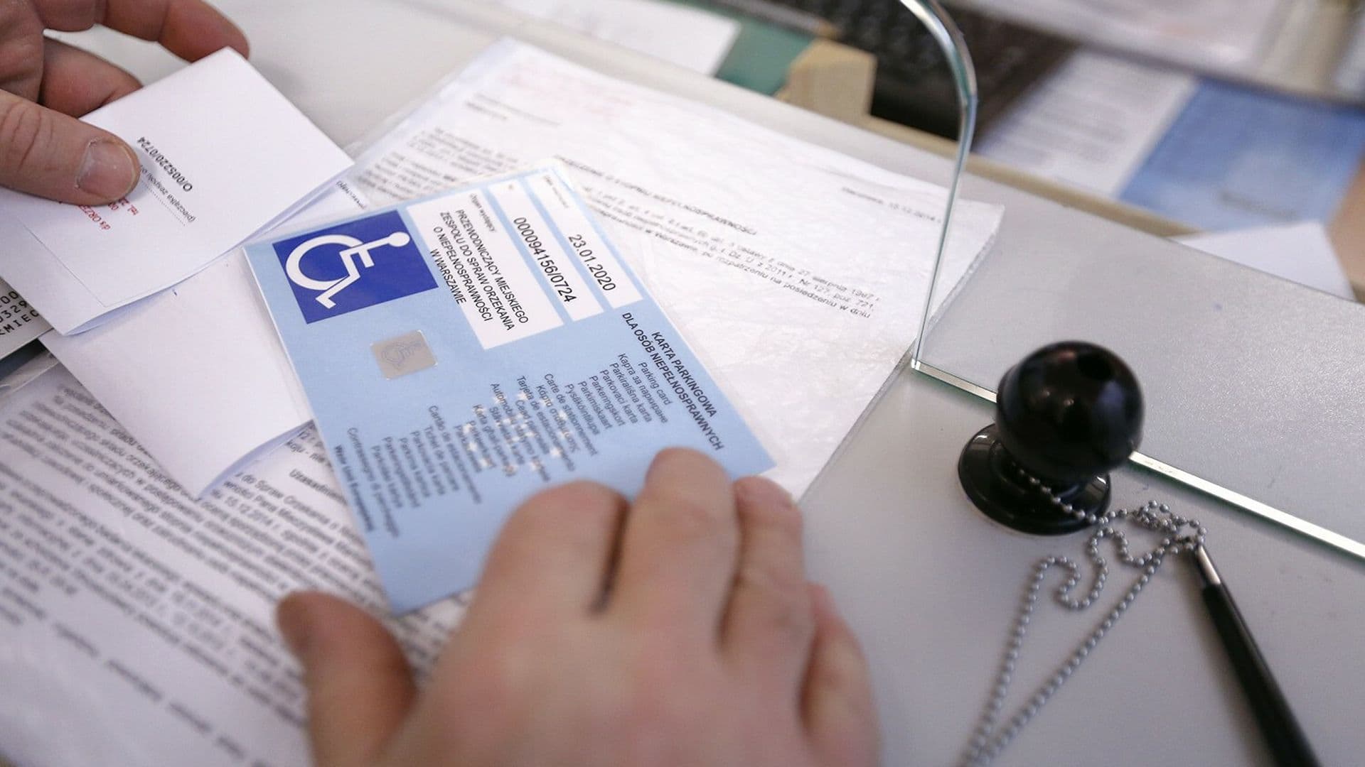 Karty parkingowe zmienią wzór. Ważna informacja dla osób z niepełnosprawnościami