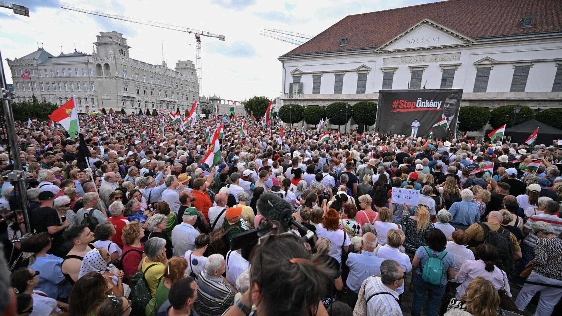„Budzą się”. Tysiące Węgrów wyszło na ulice protestować przeciwko Magyarowi