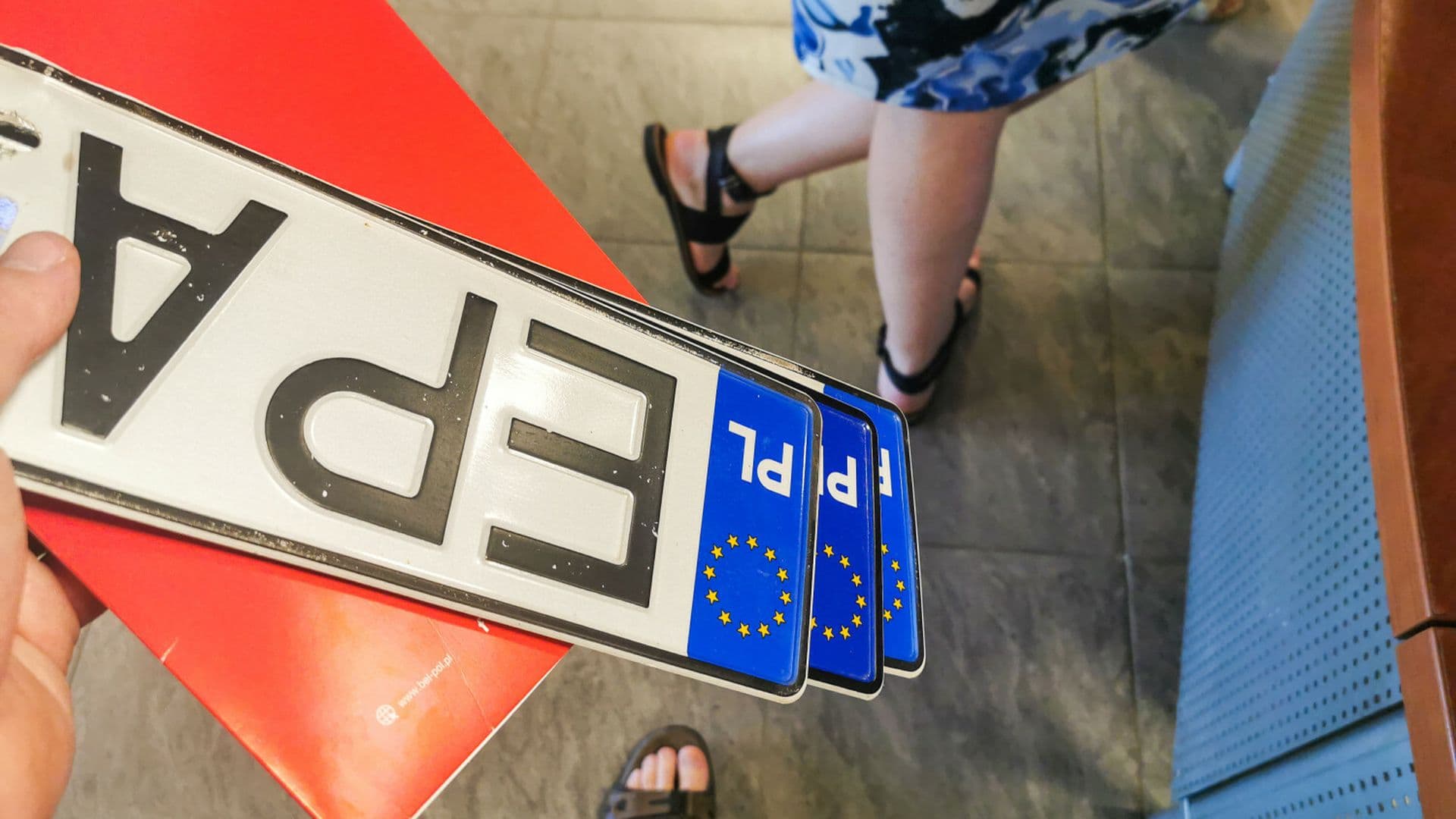 Koniec znanych tablic rejestracyjnych? Nowe oznaczenia trafiają na samochody