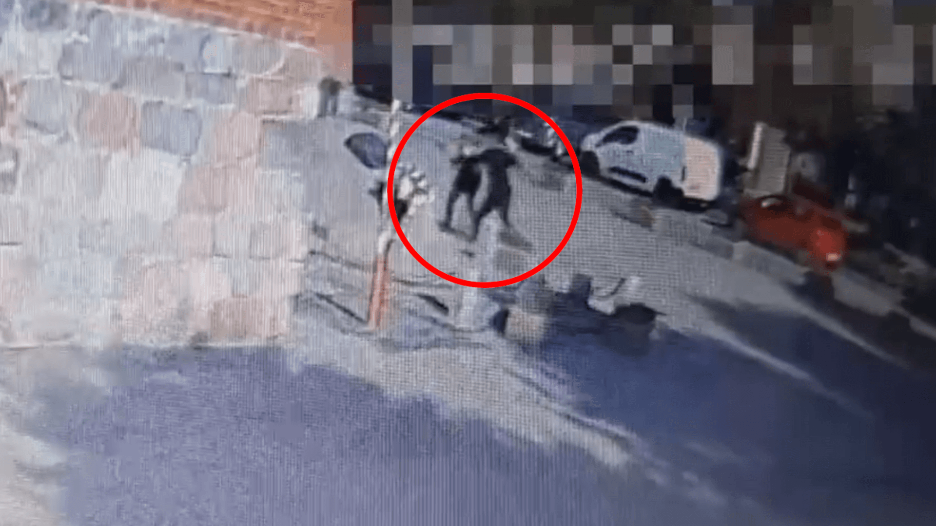 Zaatakował księdza przed kościołem, pokazali nagranie. „Kopnął leżącego”