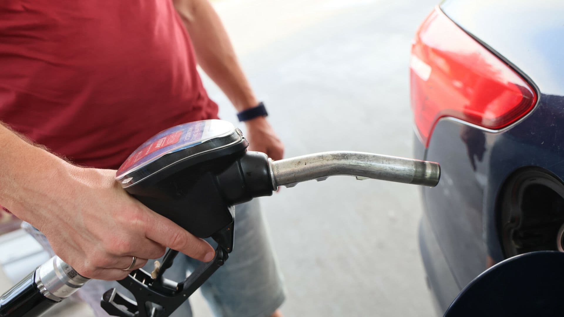 Kierowcy płaczą i płacą. Ceny paliw przebiły kolejną barierę. „Już nawet nie patrzę”
