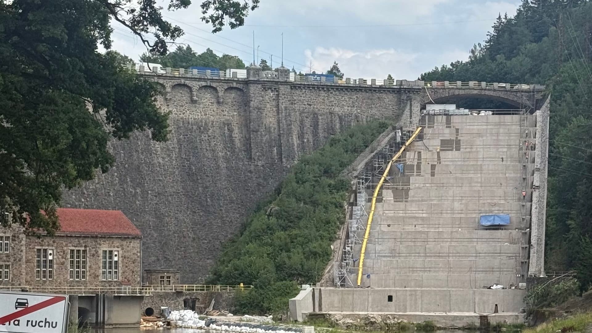 Remont zapory w Pilchowicach rozszerzony. „Niemal każdą falę powodziową będziemy mogli wypłaszczyć”