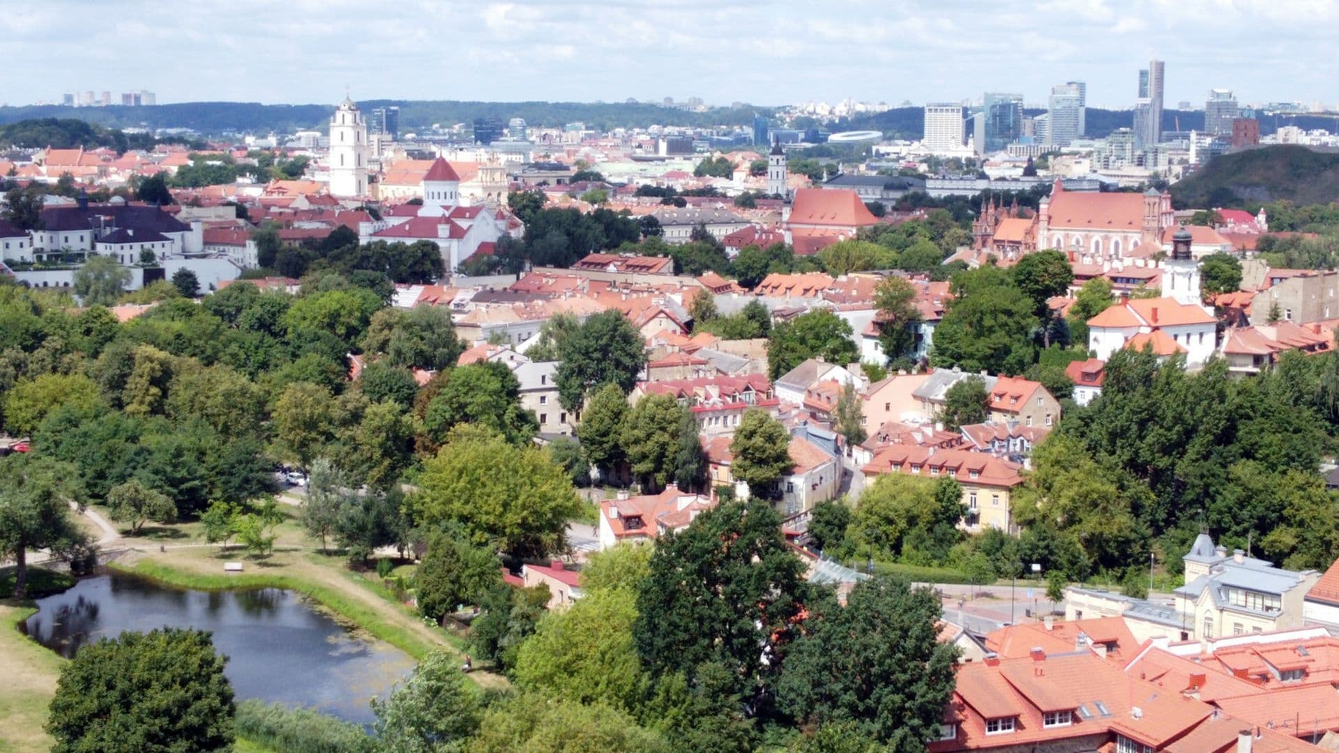 Polacy uciekają przed upałami. Ten wakacyjny trend podbija rezerwacje
