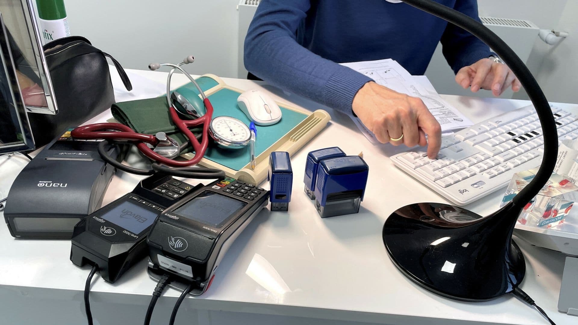 Lekarz i jego asystent wystawiali „lewe” zwolnienia. Policja podała szokujące liczby