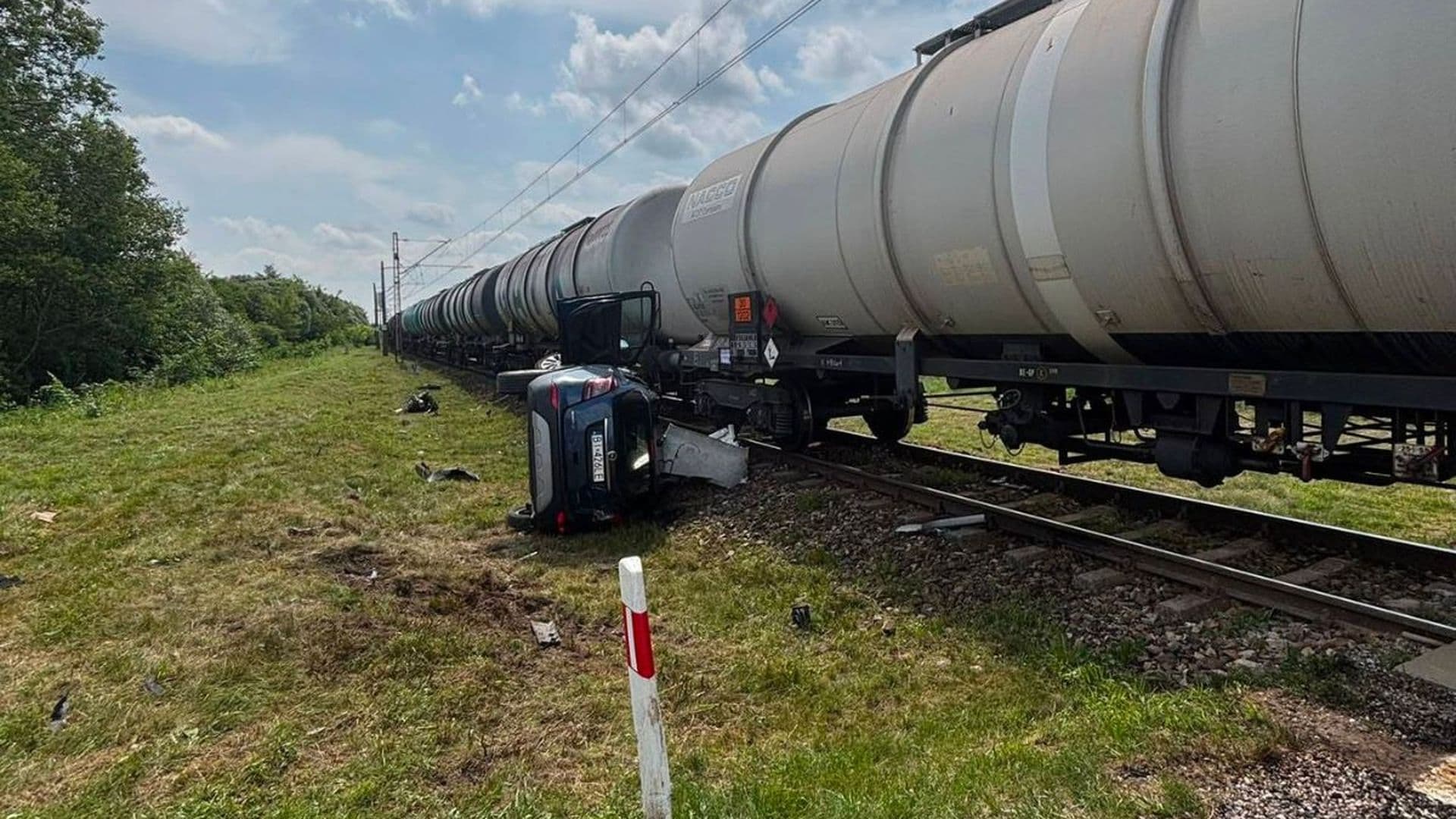 Poważny wypadek pod Ełkiem. Pociąg uderzył w samochód. Zablokowana trasa