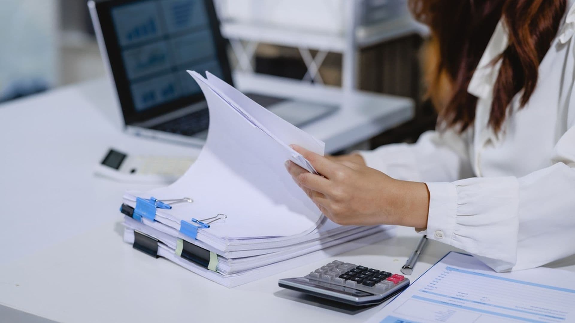 Zarabiają więcej niż informatycy. Firmy się o nich biją i płacą nawet 50 tys. zł