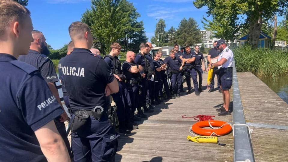 Trwają przygotowania do wakacji. Policjanci ćwiczą działania ratunkowe nad wodą