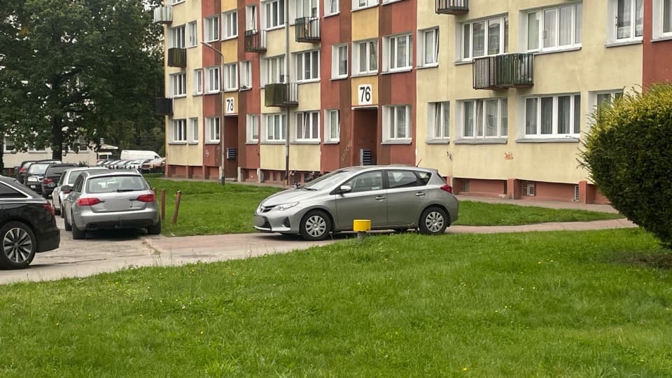 „Na chodnikach, na trawnikach”. Koszalinianie skarżą się na dzikie parkingi