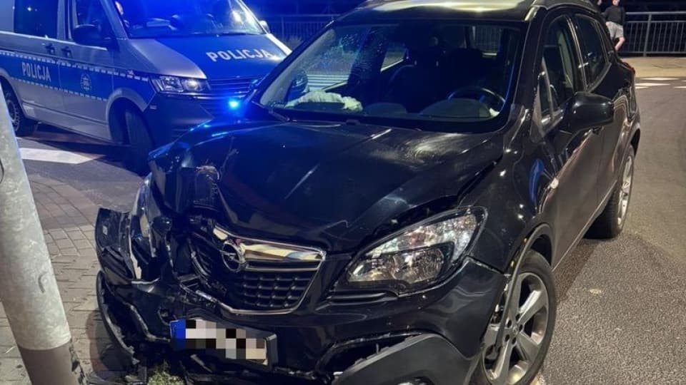 Pijany 81-latek rozbił auto na latarni. Senior odpowie przed sądem