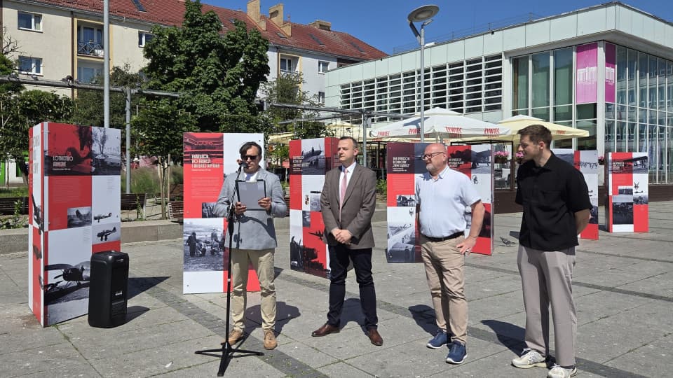 Ponad 200 zdjęć i nieznane historie lotników. Wyjątkowa ekspozycja na koszalińskim rynku