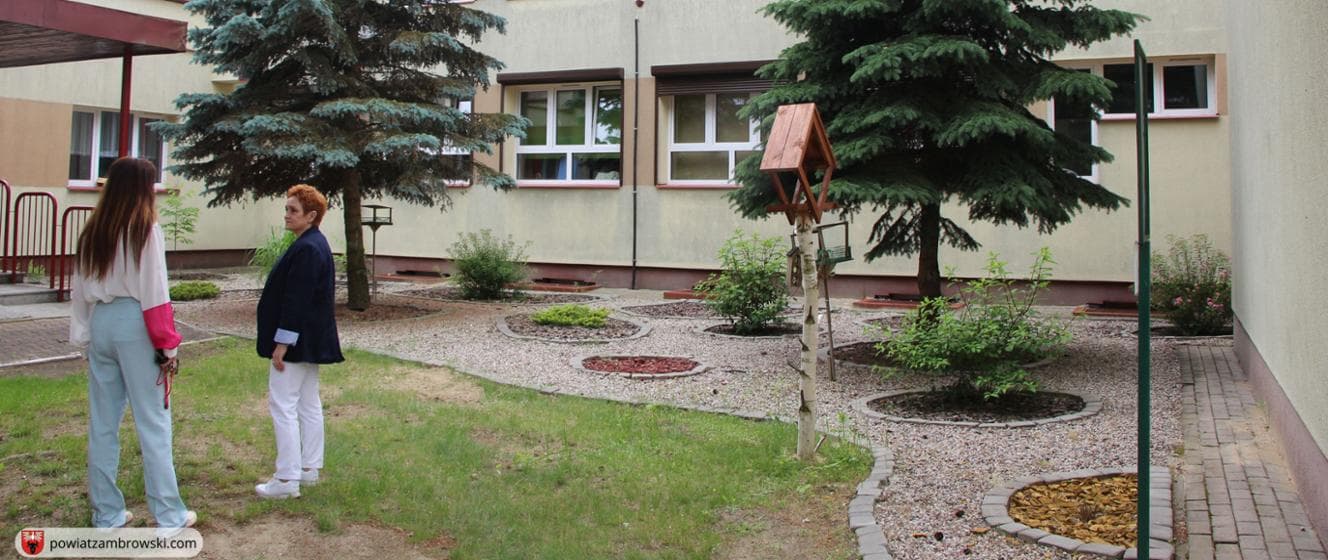 Starosta Zambrowski z wizytą na placu budowy w Specjalnym Ośrodku Szkolno-Wychowawczym w Długoborzu – postęp prac przy termomodernizacji