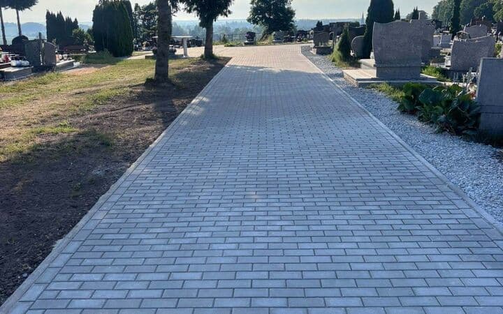 Zakończono budowę chodników na cmentarzu parafialnym