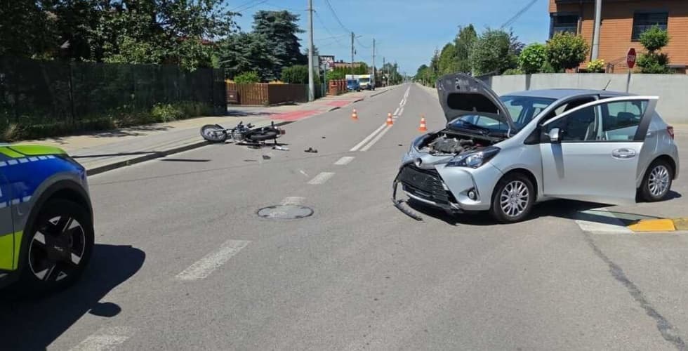 69- latka wjechała autem w motocyklistę