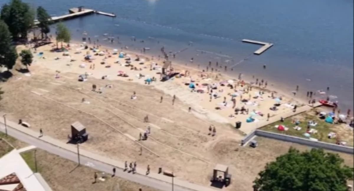 Tłumy nad Lubianką! Parkingi pękały w szwach, a plaża przeżyła prawdziwe oblężenie