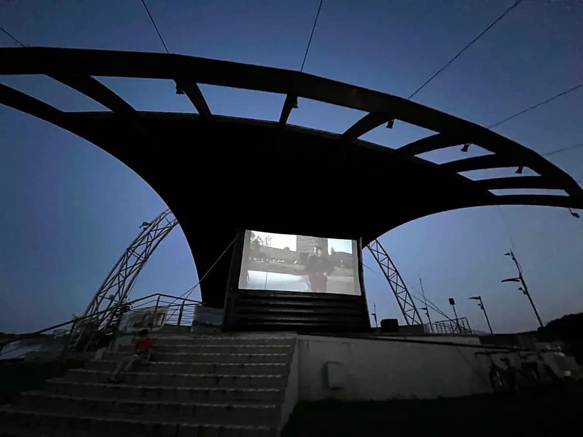 Kino na leżakach w amfiteatrze nad Miedwiem