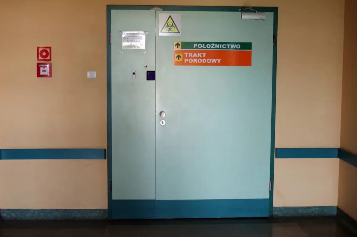 Szpital w Stargardzie. Drzwi oddziału ginekologiczno-położniczego zamknięte