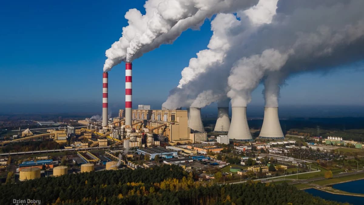 Podwyższona gotowość w największej elektrowni w Polsce. Koncern PGE uspokaja