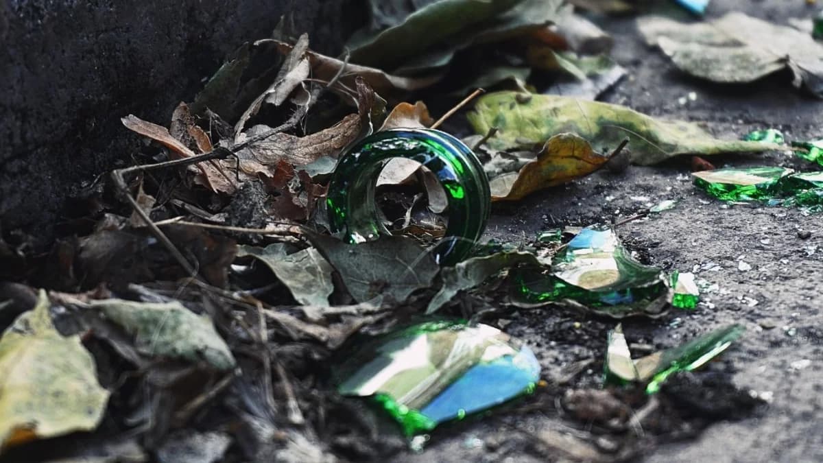 Nocne libacje, krzyki i śmieci na kutnowskim osiedlu. Mieszkańcy mają dość