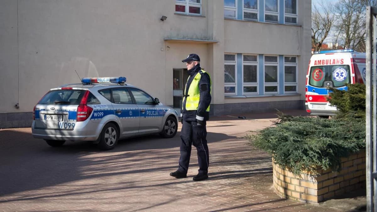 Alarm bombowy w szkole. Ewakuowano placówkę, na miejscu pojawiły się służby
