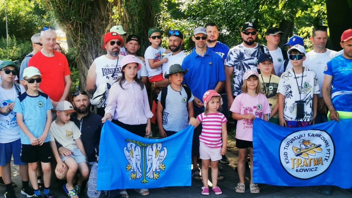 Ojcowie z dziećmi popłynęli Bzurą. Tak świętowali wyjątkowy dzień