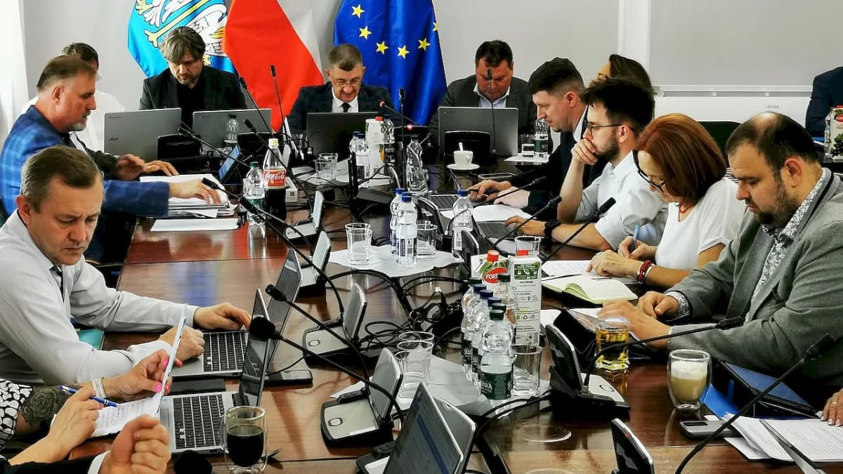 Najważniejszy sprawdzian roku. W Łowiczu trwa kluczowa sesja absolutoryjna Rady Miejskiej