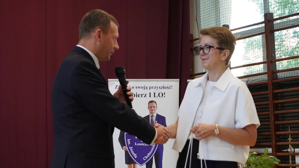 Podziękowali dyrektor Dorocie Dziekanowskiej‑Słomie. Uroczyste zakończenie roku w I LO w Łowiczu