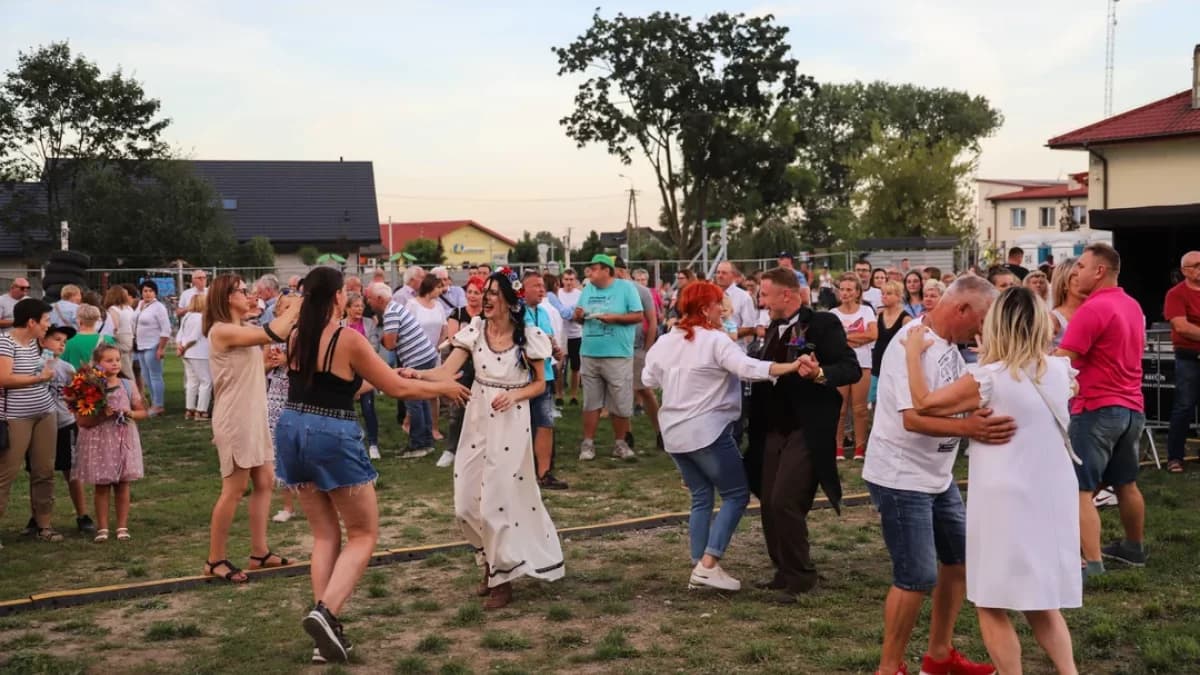 Wielkie wesele pod chmurką na Mazowszu! Poczęstunek, muzyka na żywo i niespodzianka dla uczestników