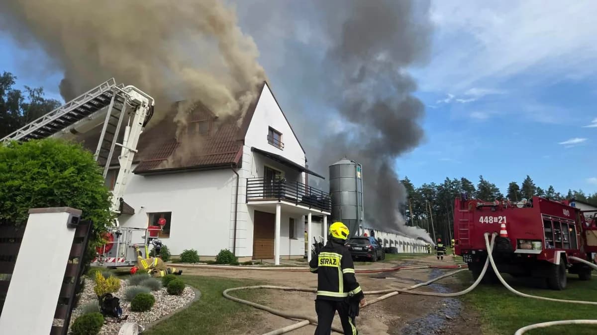 Pożar kurnika w Pomorskiem. Ogień objął część budynku mieszkalnego