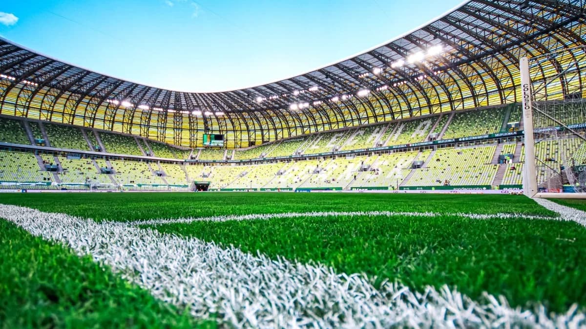 Lechia Gdańsk żegna kolejnych piłkarzy. Trwa przebudowa po spadku