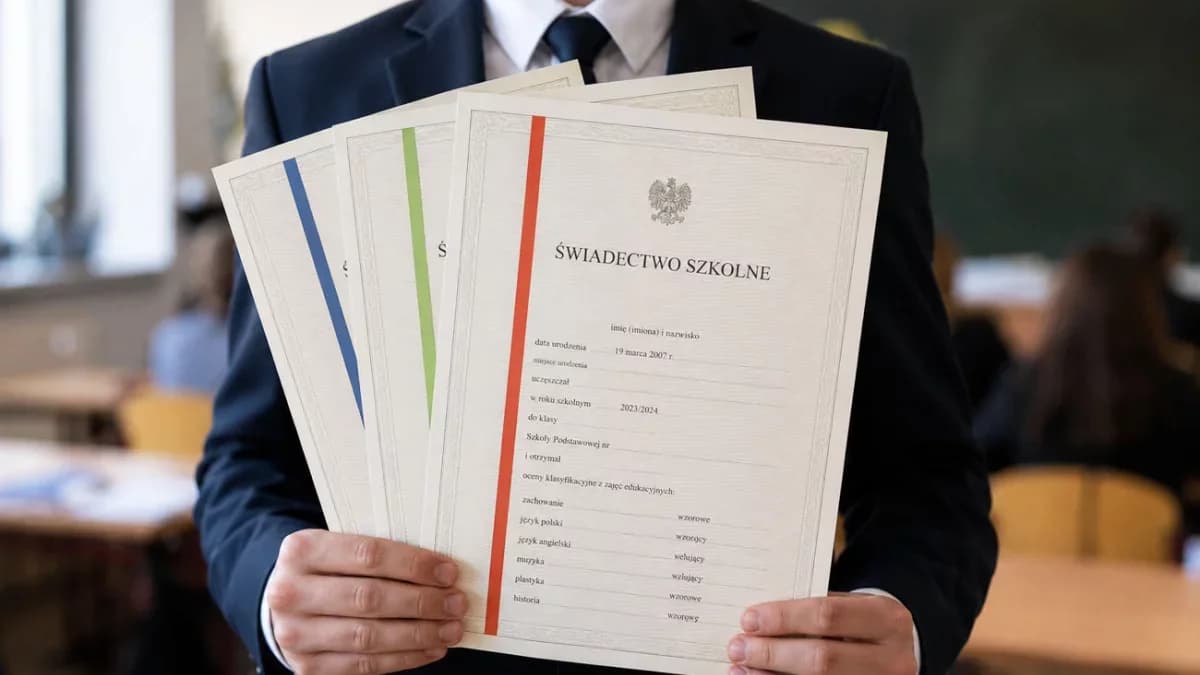 Pasek na świadectwie już nie tylko czerwony. Za co uczniowie dostają niebieski i zielony?