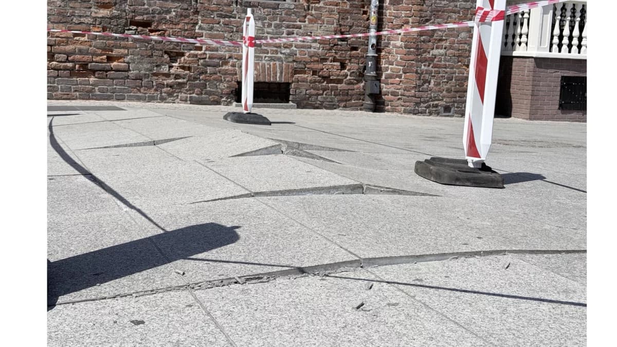 Długie Pobrzeże przegrało walkę z upałem? Zniszczenia na wyremontowanym deptaku