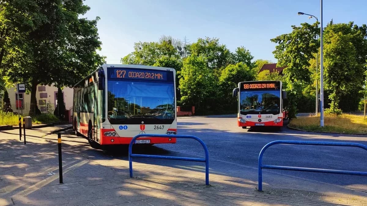Zmiany w komunikacji miejskiej w rejonie Twierdzy Wisłoujście. Sprawdź, jak pojadą autobusy
