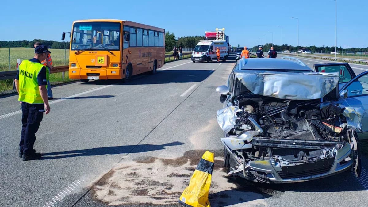 Wypadek szkolnego autobusu. Na miejscu lądował śmigłowiec ratunkowy