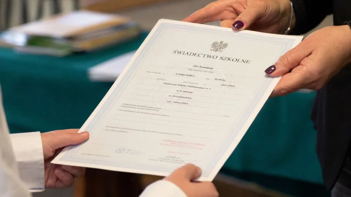 200 zł za świadectwo. Można odebrać w Piotrkowie